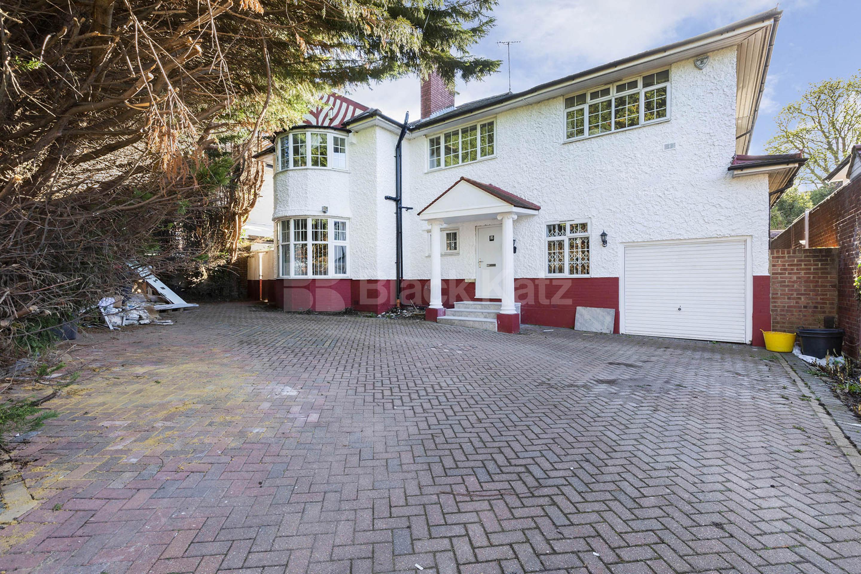 Very spacious six bed two reception rooms house with garden mins to tube Holden Road, North Finchley N12